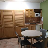 となりの部屋にシングル×２と、このミニキッチンがあります