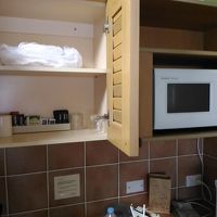 ミニキッチンとは言っても火や熱は無く、レンジと湯沸かしのみ。