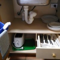 流しの下を開けると食器類とトースターありました。