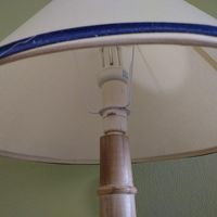 ランプのスイッチは、白い軸の中央の突起を押し込みます。