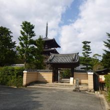 南門と三重塔。