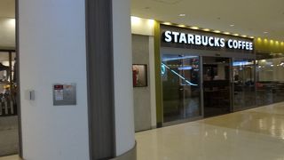 成田のスターバックスは他とは少し違う雰囲気です。