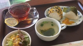 駅構内にあります