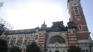 時計塔とレンガ造りの歴史的建物