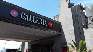 クラクラバスの発着の起点です。日本語が通じるツアー会社があります。