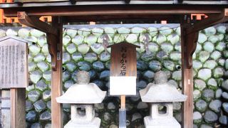 願いことをしてから持ち上げる石