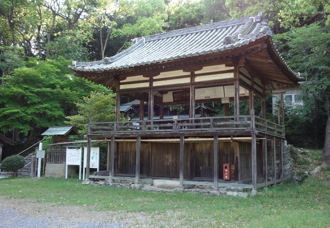 本殿より立派な舞台のある神社