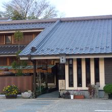 住宅地にあります。モダンな玄関入口