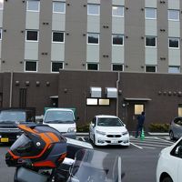 ホテル裏手の駐車場　空いてたので途中に停めたった