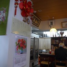 店内の調理場方面の風景