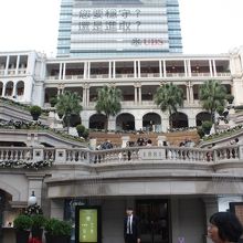 手前の建屋と奥の建屋がアンバランス？