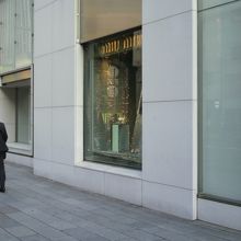 松屋の中央部分の銀座通りに面したショーウインドウの様子です。