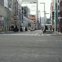 銀座４丁目から銀座中央通りの新橋方向を見た様子です。