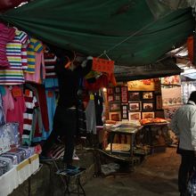 奥に行くと少し細くて暗くなります