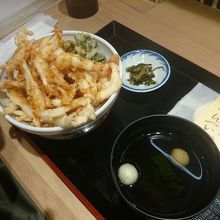 お吸い物と漬物。お煎餅もつきます