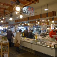 魚市場店内　鱈のシーズンです　白子も販売していました
