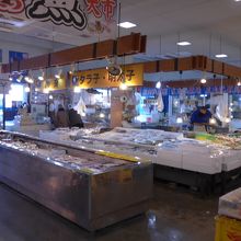 魚市場店内　ほしいものが沢山揃っていました