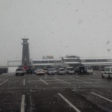 バスのり場からの観光物産館