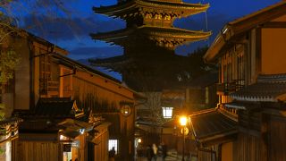 【八坂の塔 】ガニ股で歩く超本格的な偽物舞妓、出没目撃情報多数、要注意(笑)