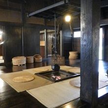 この囲炉裏端・・松尾芭蕉さんも座ったのかしら。