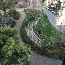 通路から見た中庭