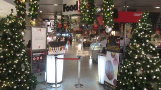 クリスマスシーズンのセントラルフードホール (セントラル チットロム内)