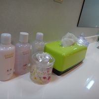 お風呂には化粧水なども置いてあります。