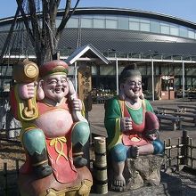 恵比寿様と大黒様の前の広場に防寒用テントも張られました