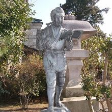 有名な二宮金次郎像