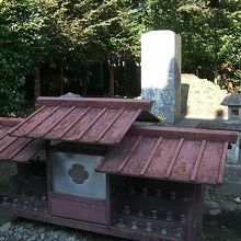 この墓に実際に全てが埋葬されました