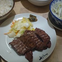 牛タン定食です。1550円で厚みの有る牛タン8切れもあります