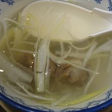 牛タン定食についてるスープの中にも牛タン入ってます。
