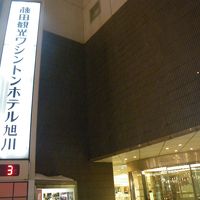 ホテル建物は駅からも見えます