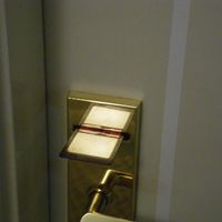 穴が幾つもあるカードキーを差し込んで開けます