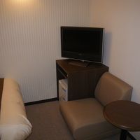 ベッド足下に冷蔵庫やソファー、十分通れます