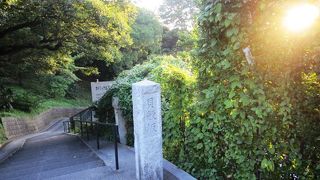 元町公園と外国人墓地のあいだの急坂