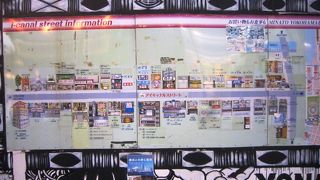 運河沿いの庶民的な商店街