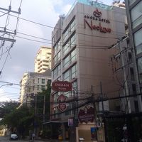 スクンビットからソイ31を入ってすぐ右側です。