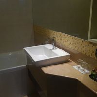 バスタブ、ハンドシャワーあり。