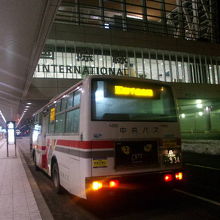 朝6時10分頃国際線Tに着く路線バスの様子