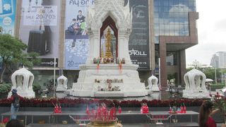 周囲には柵が設置