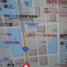 銀座発祥の地の碑の碑は、銀座２丁目の中央道路沿いにあります。