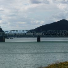 犬山橋では、名鉄電車が通過中