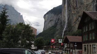 電車の時間待ちの間に迫力あるシュタウプバッハの滝を見に行きました