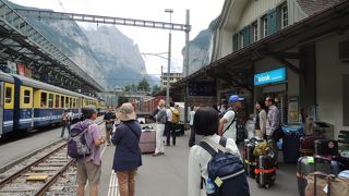 駅のホームから真っ白な雪山を間近に見てスイスに来たんだと実感しました