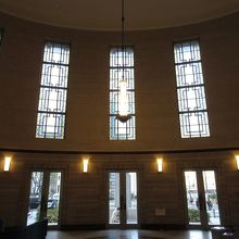 ホールから見たステンドグラス