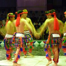 男性の舞踊もあります