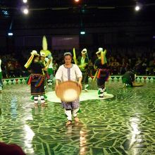 米をざるで選別しているようです