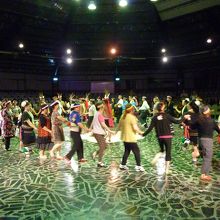 最後は観客を交えてダンスです