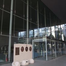 建物の出入口 (左手に 創立者の像 があります)